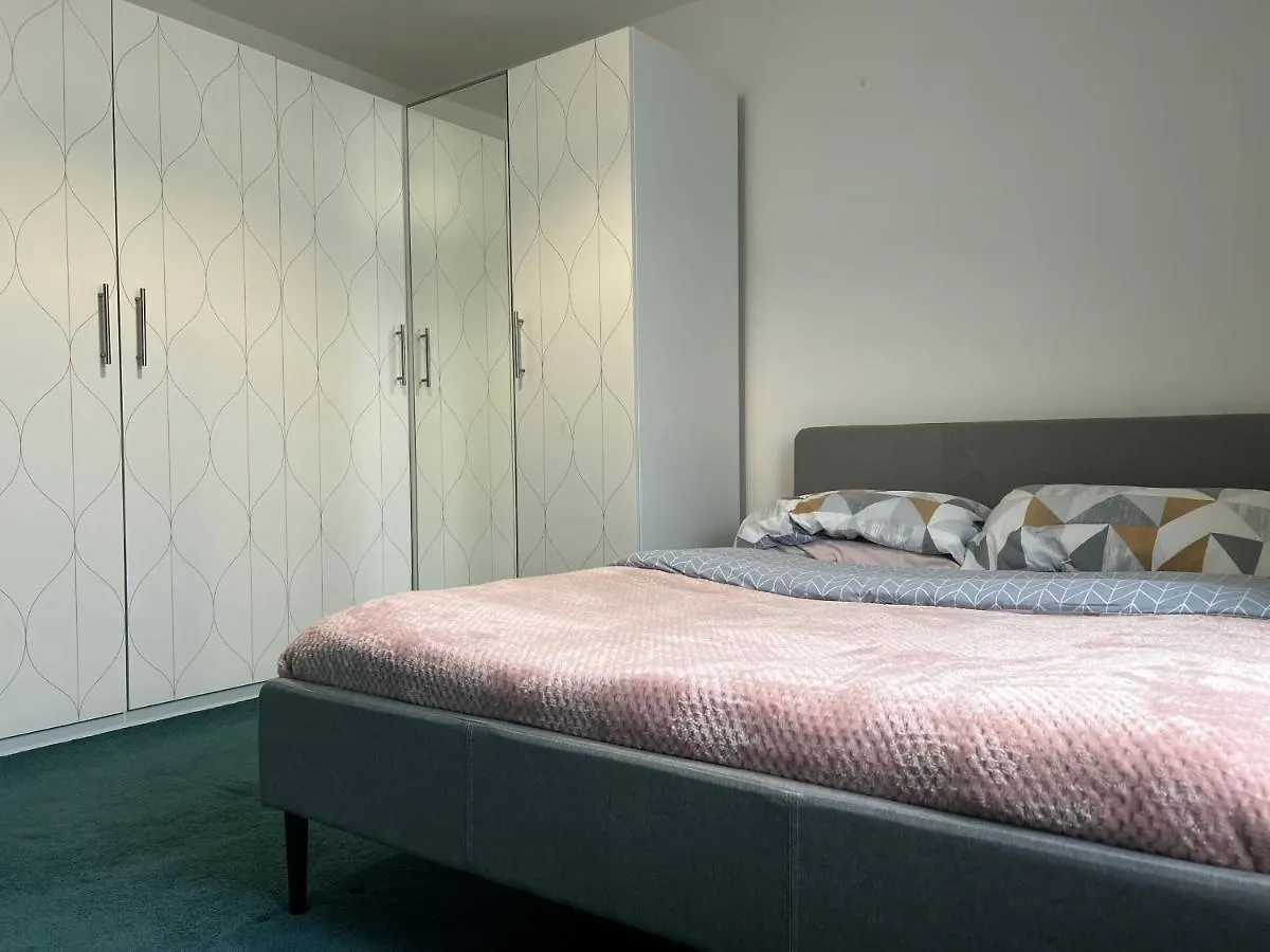 Apartment Hatton Grove Yiewsley United Kingdom